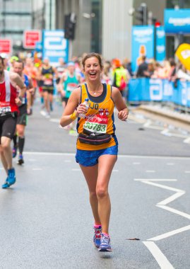 Londra, Ingiltere-23 Nisan 2018: mutlu maraton Runner halk tarafından tezahürat. Charity para zam.