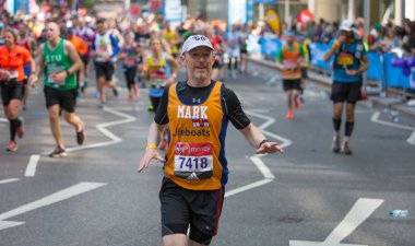 Londra, Ingiltere-23 Nisan 2018: mutlu maraton Runner halk tarafından tezahürat. Charity para zam.
