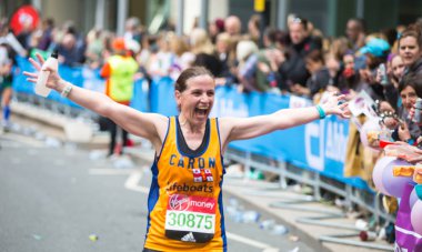 Londra, Ingiltere-23 Nisan 2018: mutlu maraton Runner halk tarafından tezahürat. Charity para zam.