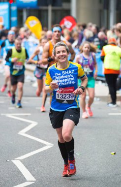 Londra, Ingiltere-23 Nisan 2018: mutlu maraton Runner halk tarafından tezahürat. Charity para zam.