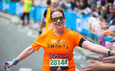 Londra, Ingiltere-23 Nisan 2018: mutlu maraton Runner halk tarafından tezahürat. Charity para zam.