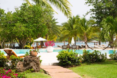 Antigua, Karayip Adaları-20 Mayıs, 2019: Ingilizce Harbour Hotel, Galeon plaj, şezlong ve şemsiye temiz havuz