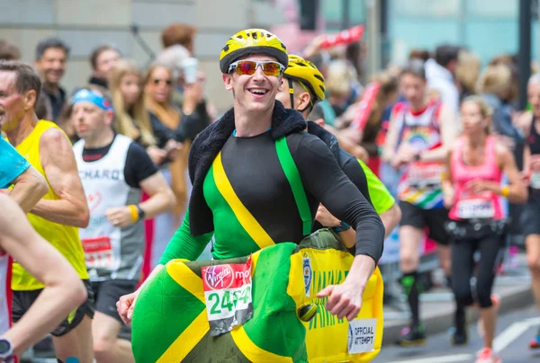 Londra Ingiltere Nisan 2018 Mutlu Maraton Runner Halk Tarafından Tezahürat — Stok fotoğraf