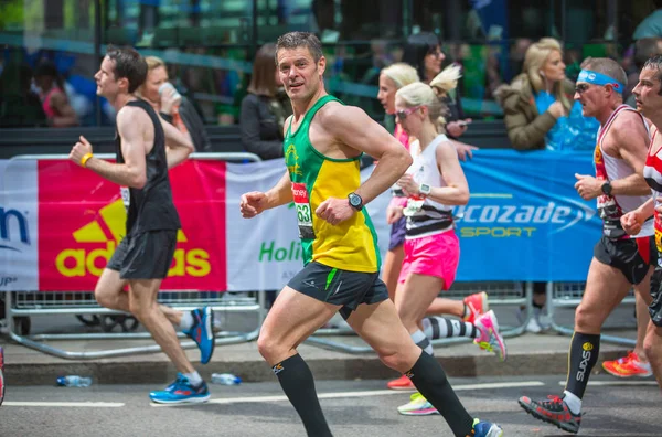 Londres Reino Unido Abril 2018 Happy Marathon Runner Torcendo Pelo — Fotografia de Stock