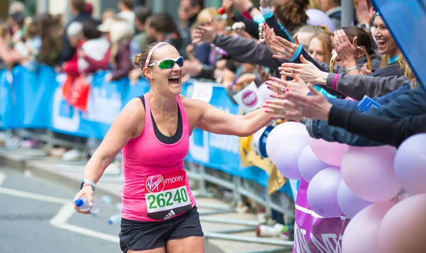 Londra, Ingiltere-23 Nisan 2018: mutlu maraton Runner halk tarafından tezahürat. Charity para zam.