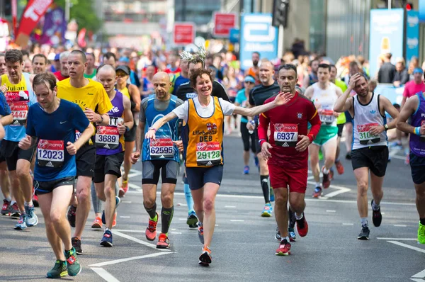 Londra Ingiltere Nisan 2018 Mutlu Maraton Runner Halk Tarafından Tezahürat — Stok fotoğraf