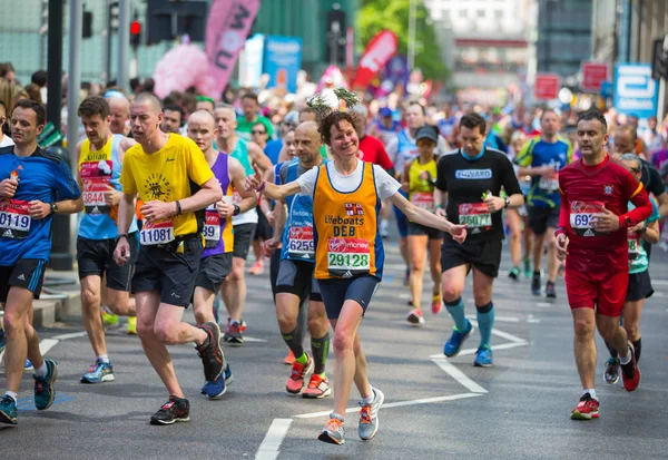 Londra Ingiltere Nisan 2018 Mutlu Maraton Runner Halk Tarafından Tezahürat — Stok fotoğraf