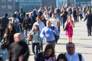 Londra, Ingiltere-19 Nisan 2018: ofis çalışanları, Avrupa 'nın önde gelen iş ve finans alanı olan Londra şehrine giden yolda sabah erkenden Londra Köprüsü 'nü geçiyor. Acele saatleri