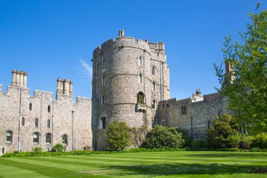 Windsor, Uk - 5 Mayıs 2019: 1066 'da Fatih William tarafından inşa edilen ortaçağ Windsor Kalesi' ne bakın. Kraliçe 'nin resmi konutu. 