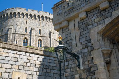 Windsor, Uk - 5 Mayıs 2019: 1066 'da Fatih William tarafından inşa edilen ortaçağ Windsor Kalesi' ne bakın. Kraliçe 'nin resmi konutu. 