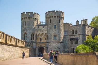 Windsor, Uk - 5 Mayıs 2019: 1066 'da Fatih William tarafından inşa edilen ortaçağ Windsor Kalesi' ne bakın. Kraliçe 'nin resmi konutu. 