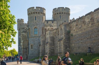 Windsor, Uk - 5 Mayıs 2019: 1066 'da Fatih William tarafından inşa edilen ortaçağ Windsor Kalesi' ne bakın. Kraliçe 'nin resmi konutu. 