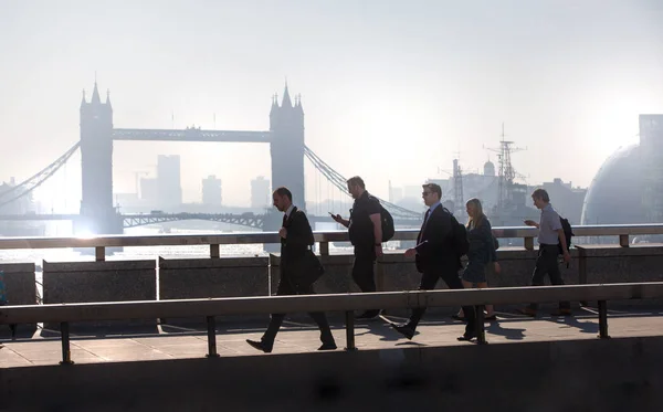 Londres Reino Unido Abril 2018 Los Trabajadores Oficina Cruzan Puente —  Fotos de Stock