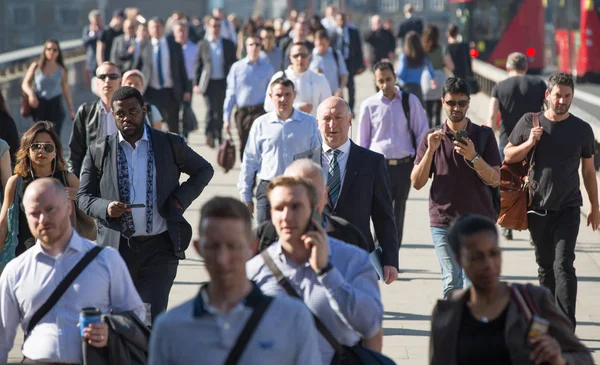 Londen Verenigd Koninkrijk April 2018 Kantoormedewerkers Oversteken Van London Bridge — Stockfoto