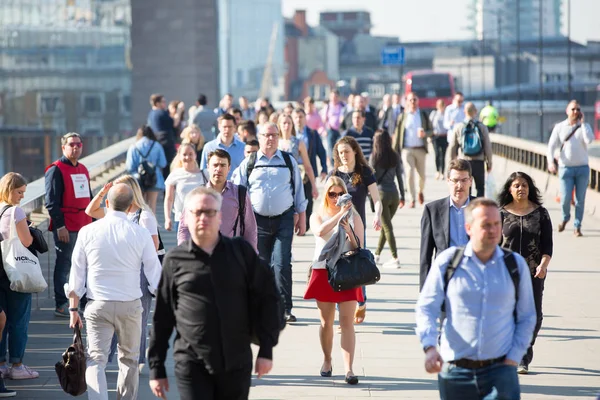 Londen Verenigd Koninkrijk April 2018 Kantoormedewerkers Oversteken Van London Bridge — Stockfoto