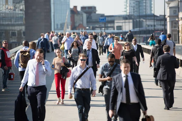 London April 2018 Office Workers Crossing London Bridge Early Morning — Stock Photo, Image