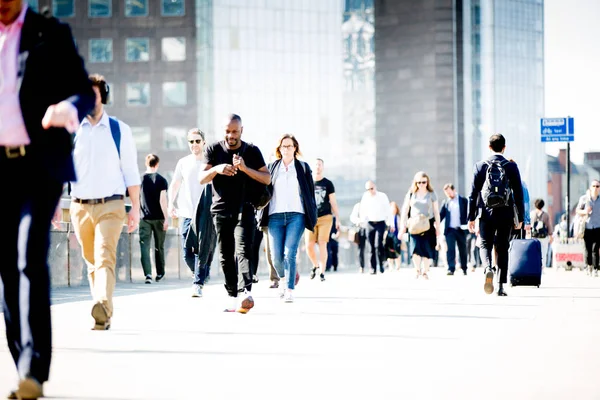 London April 2018 Office Workers Crossing London Bridge Early Morning — Stock Photo, Image