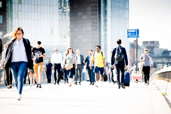 London April 2018 Office Workers Crossing London Bridge Early Morning — Stock Photo, Image