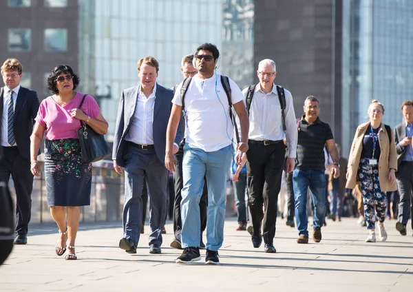 Londen Verenigd Koninkrijk April 2018 Kantoormedewerkers Oversteken Van London Bridge — Stockfoto