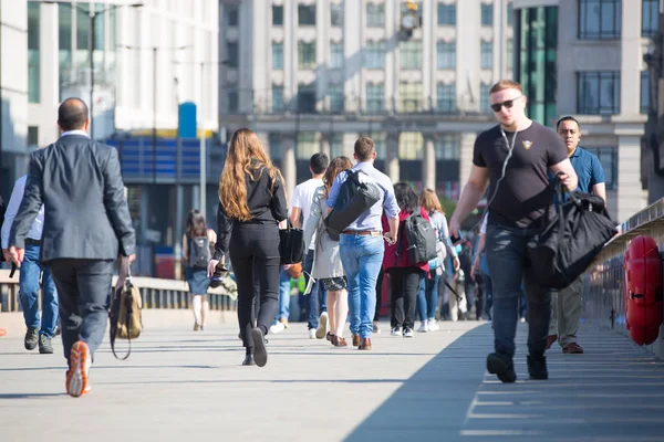 Londres Royaume Uni Avril 2018 Des Employés Bureau Traversent Pont — Photo