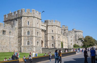 Windsor, Uk - 5 Mayıs 2019: 1066 'da Fatih William tarafından inşa edilen ortaçağ Windsor Kalesi' ne bakın. Kraliçe 'nin resmi konutu. 