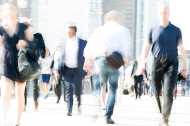 Londra, İngiltere - 26 Haziran 2018: Yoldan geçen iş adamları ve ofis çalışanları. Yürüyen insanlar hareket bulanıklığı. Londra şehrinin yoğun iş hayatı.
