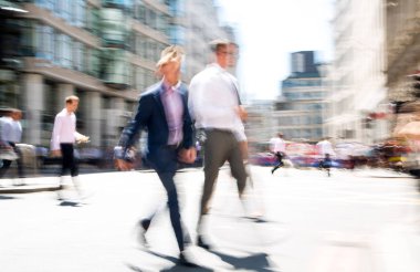 Londra, İngiltere - 26 Haziran 2018: Yoldan geçen iş adamları ve ofis çalışanları. Yürüyen insanlar hareket bulanıklığı. Londra şehrinin yoğun iş hayatı.