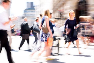 Londra, İngiltere - 26 Haziran 2018: Yoldan geçen iş adamları ve ofis çalışanları. Yürüyen insanlar hareket bulanıklığı. Londra şehrinin yoğun iş hayatı.