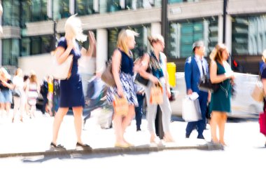 Londra, İngiltere - 26 Haziran 2018: Yoldan geçen iş adamları ve ofis çalışanları. Yürüyen insanlar hareket bulanıklığı. Londra şehrinin yoğun iş hayatı.