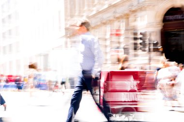 Londra, İngiltere - 26 Haziran 2018: Yoldan geçen iş adamları ve ofis çalışanları. Yürüyen insanlar hareket bulanıklığı. Londra şehrinin yoğun iş hayatı.