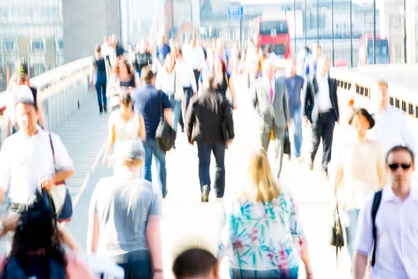 ロンドン 2018年6月26日 道路を横断するビジネスマンやオフィスワーカー 歩く人々の動きのぼかし ロンドン市は忙しいビジネスライフ — ストック写真