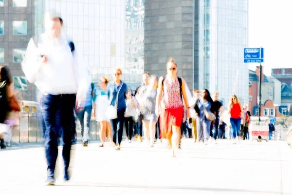 ロンドン 2018年6月26日 道路を横断するビジネスマンやオフィスワーカー 歩く人々の動きのぼかし ロンドン市は忙しいビジネスライフ — ストック写真