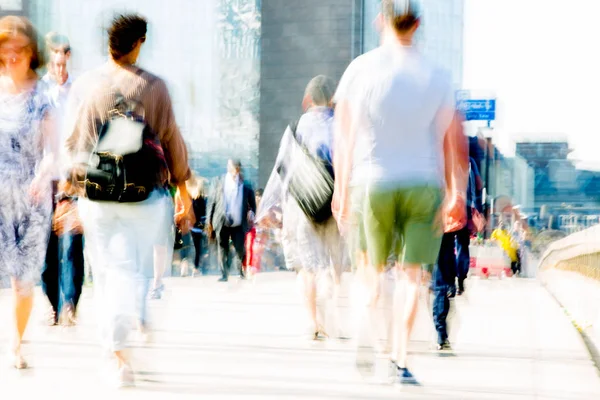 Londen Juni 2018 Zakenmensen Kantoormedewerkers Die Weg Oversteken Walking People — Stockfoto