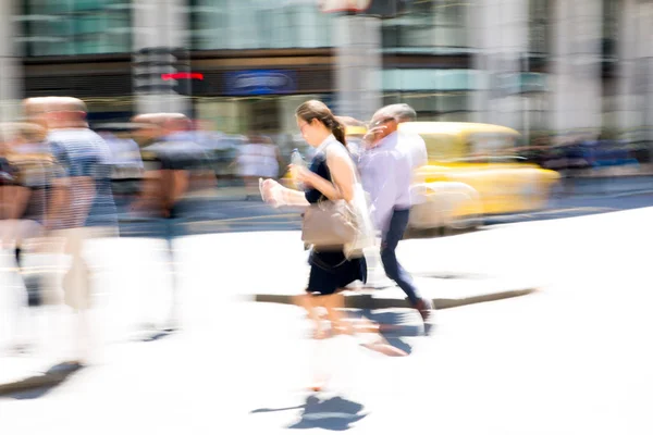 2018年6月26日 商务人士和上班族过马路 行走的人动作模糊 伦敦金融城繁忙的商业生活 — 图库照片