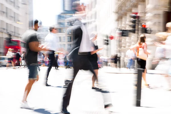 Londen Juni 2018 Zakenmensen Kantoormedewerkers Die Weg Oversteken Walking People — Stockfoto