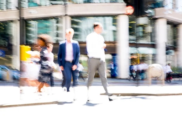 Londen Juni 2018 Zakenmensen Kantoormedewerkers Die Weg Oversteken Walking People — Stockfoto