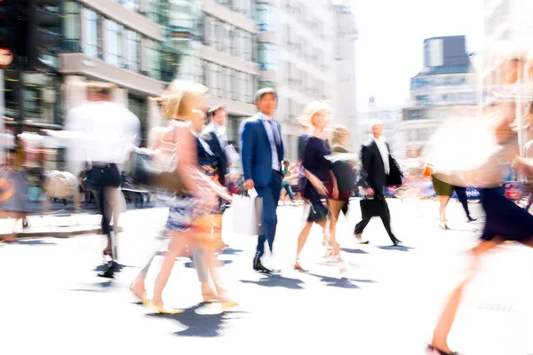 Londen Juni 2018 Zakenmensen Kantoormedewerkers Die Weg Oversteken Walking People — Stockfoto