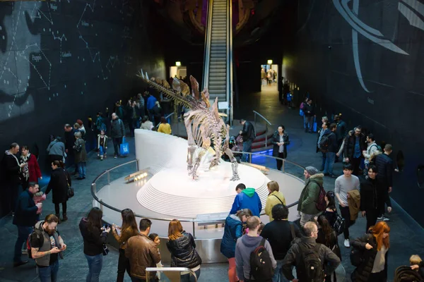 London March 2018 Dinosaurs Display National History Museum Lots People — Stock Photo, Image