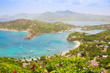 Antigua, Karayip adaları, yatlarla İngiliz Limanı manzarası
