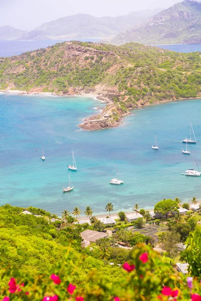 Antigua, Karayip adaları, yatlarla İngiliz Limanı manzarası
