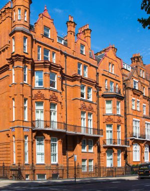 Londra, İngiltere - 25 Ağustos 2017: Konut ARIA Kensington ve Chelsea. Cadogan kapısı sıra periyodik binalar ile. Londra'nın merkezinde lüks özelliği.