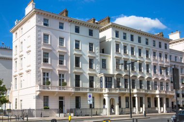 Londra, İngiltere - 25 Ağustos 2017: Belgravia konut aria. Londra'nın merkezinde lüks mal. Satır periyodik binaların