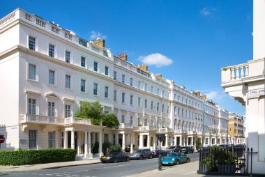 Londra, İngiltere - 25 Ağustos 2017: Belgravia konut aria. Londra'nın merkezinde lüks mal. Satır periyodik binaların