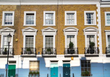 Londra, İngiltere - 25 Ağustos 2017: Belgravia konut aria. Londra'nın merkezinde lüks mal. Satır periyodik binaların