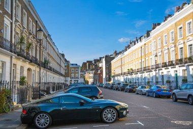 Londra, İngiltere - 25 Ağustos 2017: Belgravia konut aria. Londra'nın merkezinde lüks mal. Satır periyodik binaların