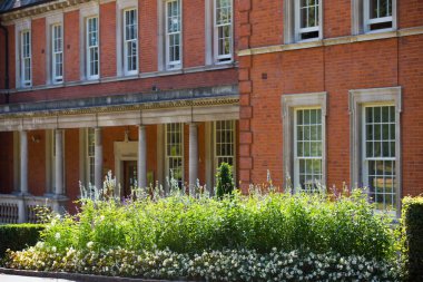 Londra, İngiltere - 8 Eylül 2018: Periyodik binalar sırası ile Mayfair Konut arya. Londra'nın merkezinde lüks mülkiyet.