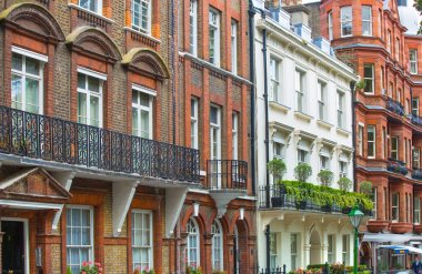Londra, İngiltere - 8 Eylül 2018: Periyodik binalar sırası ile Mayfair Konut arya. Londra'nın merkezinde lüks mülkiyet.