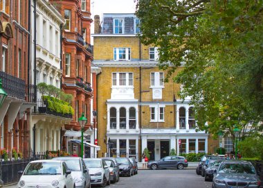 Londra, İngiltere - 8 Eylül 2018: Periyodik binalar sırası ile Mayfair Konut arya. Londra'nın merkezinde lüks mülkiyet.
