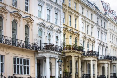 Londra, İngiltere - 8 Eylül 2018: Periyodik binalar sırası ile Mayfair Konut arya. Londra'nın merkezinde lüks mülkiyet.