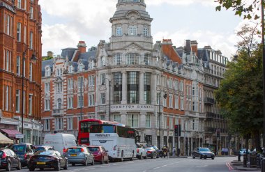 Londra, İngiltere - 8 Eylül 2018: Periyodik binalar sırası ile Mayfair Konut arya. Londra'nın merkezinde lüks mülkiyet.
